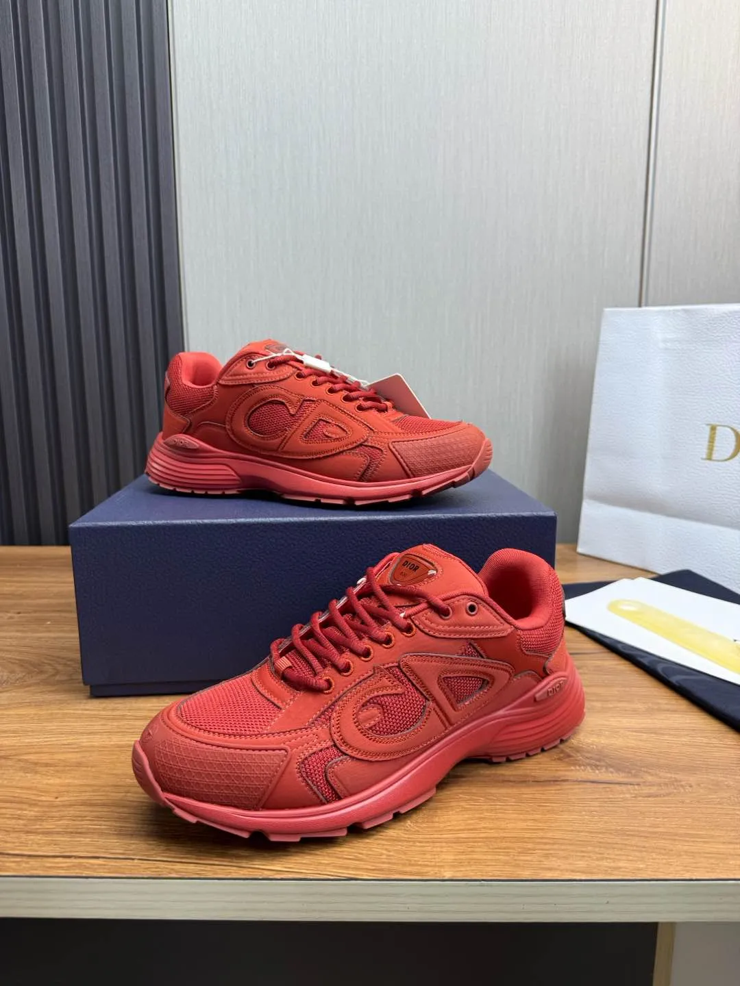Men's men's shoes 💰740💰 D's Dior ~ New B30 Couple 👫 low-top sneakers ✅ are carefully made of gray mesh fabric and white technical fabric, decorated with reflective "CD30" graphic logo, and "DIO ~ B30" and "CD30" logos on the heel and tongue. An extra-light, sculpted rubber sole with signature accents adds style, while internal stretch details create ideal comfort. It can be matched with various casual styles to show the fashionable and modern sports style〰️ Size: 35-40 (customized at 40 for women) 39-45 (customized at 38.45 for men)